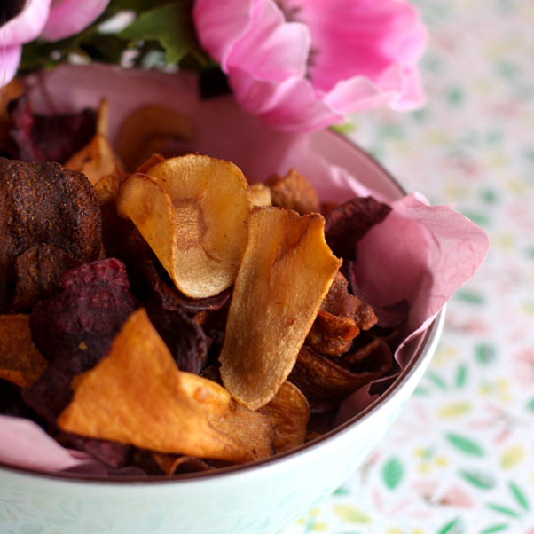 Coloratissime chips di verdure al forno