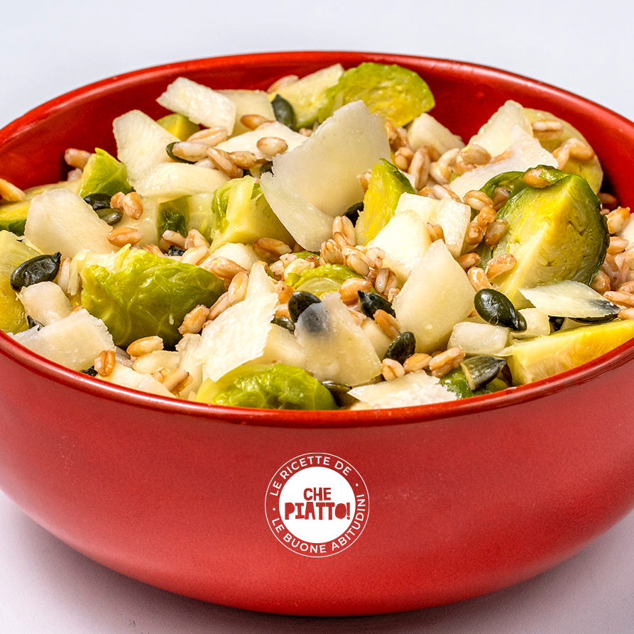 Insalata tiepida di farro con cavoletti di Bruxelles, pere, scaglie di parmigiano e semi di zucca