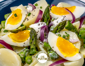 Insalata di patate novelle, asparagi verdi e uova con salsa allo yogurt ed erba cipollina