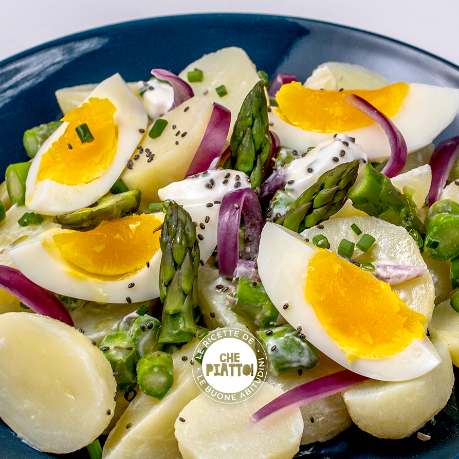 Insalata di patate novelle, asparagi verdi e uova con salsa allo yogurt ed erba cipollina